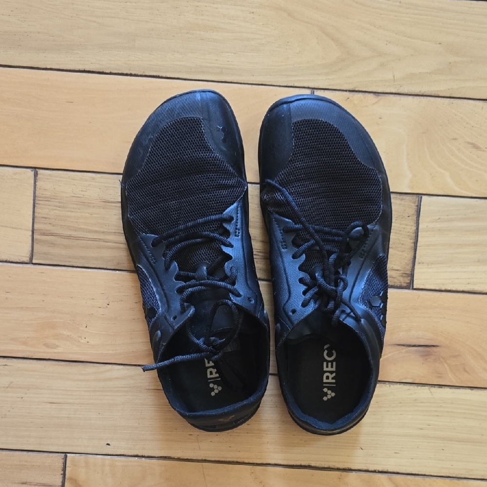 Size 39 VEVO Barefoot SHOES